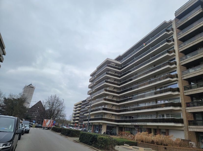 Mooi lichtrijk appartement op de 8e verdieping, aan het bekende Sint-Katarinaplein. Prachtige ligging met heel wat winkels in een levendige buurt op w